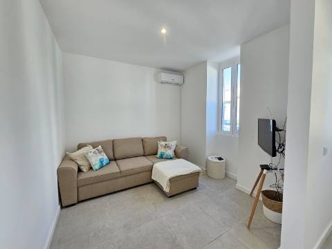 Moradia V2 em Loulé renovada com terraço e logradouro