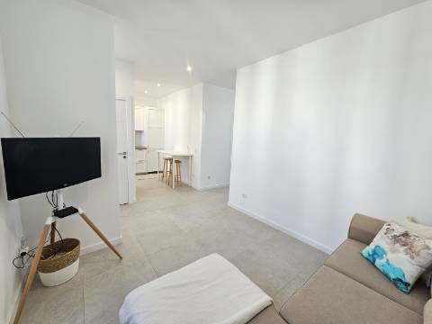 Moradia V2 em Loulé renovada com terraço e logradouro