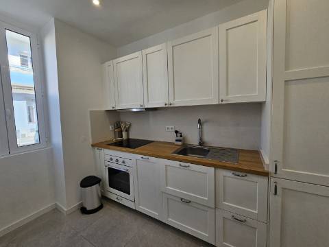 Moradia V2 em Loulé renovada com terraço e logradouro