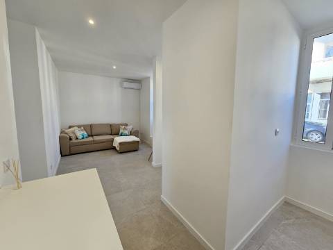 Moradia V2 em Loulé renovada com terraço e logradouro