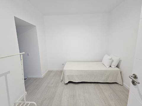 Moradia V2 em Loulé renovada com terraço e logradouro