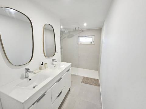 Moradia V2 em Loulé renovada com terraço e logradouro