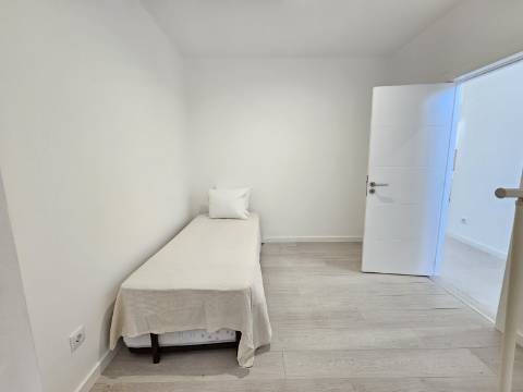 Moradia V2 em Loulé renovada com terraço e logradouro