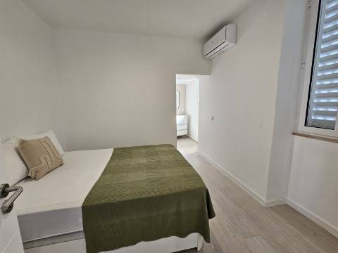 Moradia V2 em Loulé renovada com terraço e logradouro