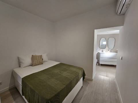 Moradia V2 em Loulé renovada com terraço e logradouro