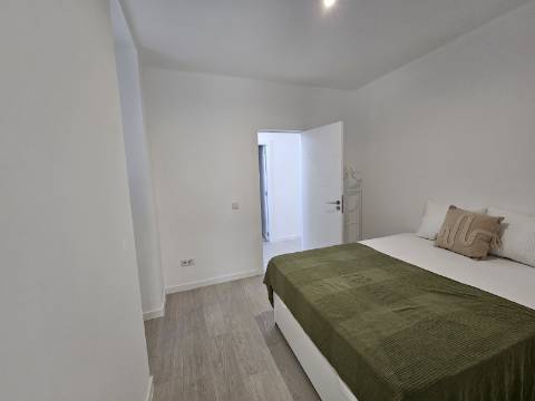 Moradia V2 em Loulé renovada com terraço e logradouro