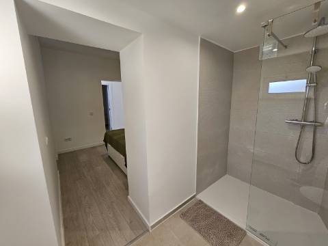 Moradia V2 em Loulé renovada com terraço e logradouro