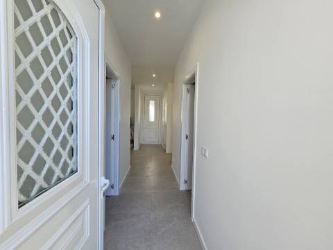 Moradia V2 em Loulé renovada com terraço e logradouro