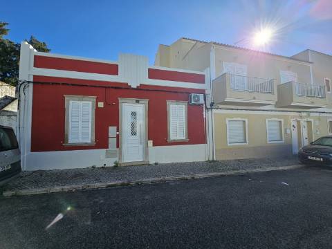 Moradia V2 em Loulé renovada com terraço e logradouro