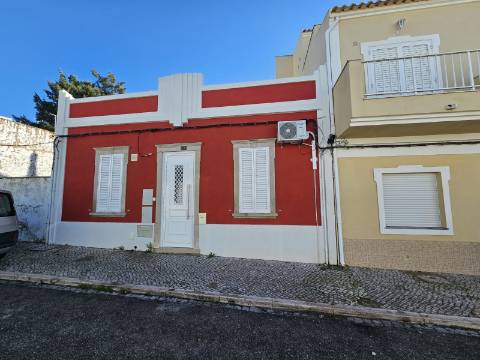 Moradia V2 em Loulé renovada com terraço e logradouro