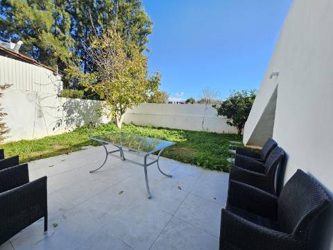 Moradia V2 em Loulé renovada com terraço e logradouro