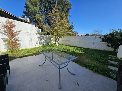 Moradia V2 em Loulé renovada com terraço e logradouro