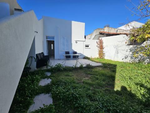 Moradia V2 em Loulé renovada com terraço e logradouro