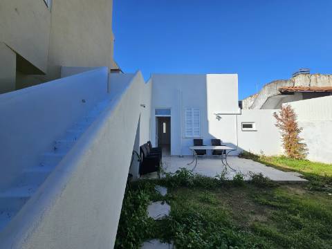 Moradia V2 em Loulé renovada com terraço e logradouro