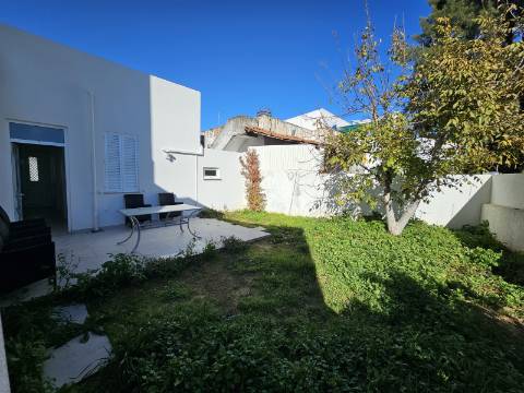 Moradia V2 em Loulé renovada com terraço e logradouro