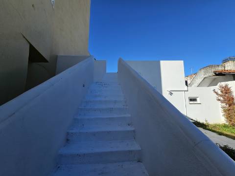 Moradia V2 em Loulé renovada com terraço e logradouro