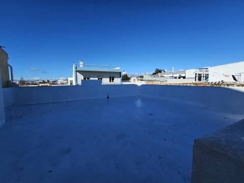 Moradia V2 em Loulé renovada com terraço e logradouro