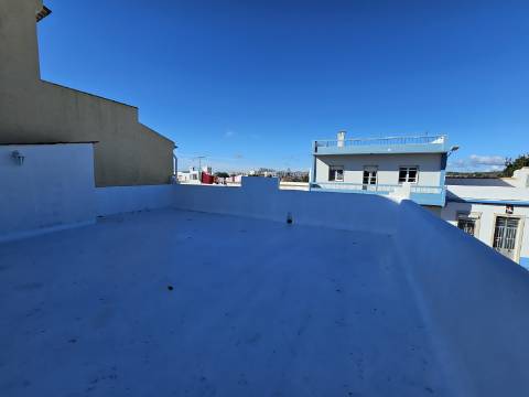 Moradia V2 em Loulé renovada com terraço e logradouro