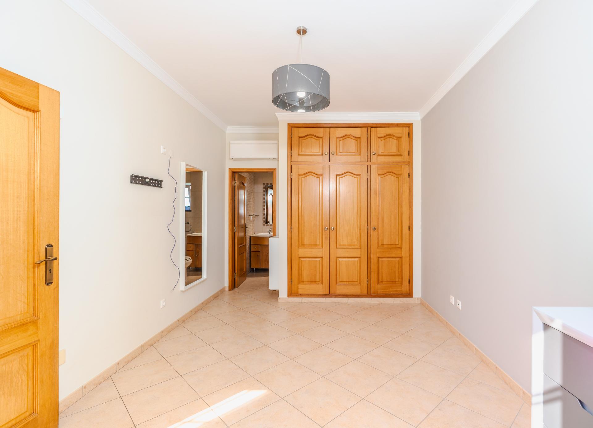 Moradia 4 quartos com garagem e piscina perto Loulé