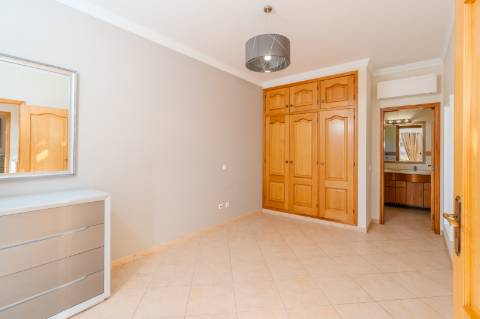 Moradia 4 quartos com garagem e piscina perto Loulé