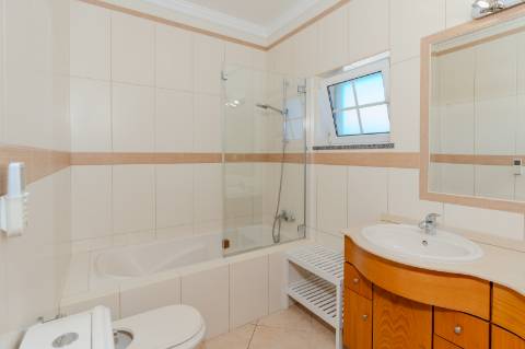 Moradia 4 quartos com garagem e piscina perto Loulé