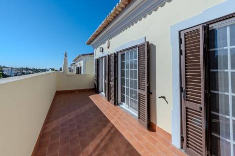 Moradia 4 quartos com garagem e piscina perto Loulé