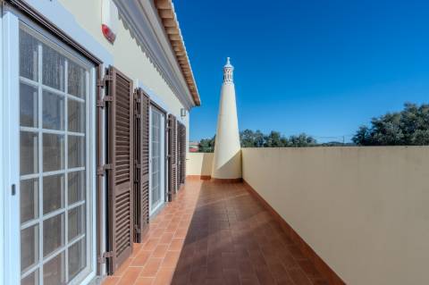 Moradia 4 quartos com garagem e piscina perto Loulé