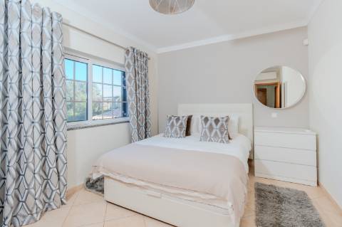 Moradia 4 quartos com garagem e piscina perto Loulé