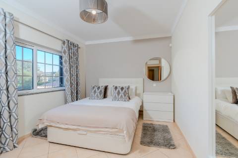 Moradia 4 quartos com garagem e piscina perto Loulé