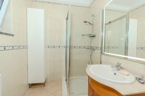 Moradia 4 quartos com garagem e piscina perto Loulé