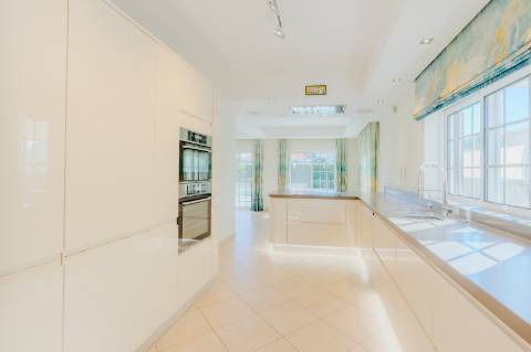 Moradia 4 quartos com garagem e piscina perto Loulé