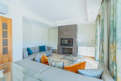 Moradia 4 quartos com garagem e piscina perto Loulé