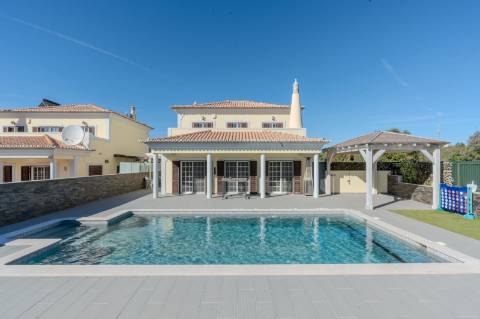 Moradia 4 quartos com garagem e piscina perto Loulé