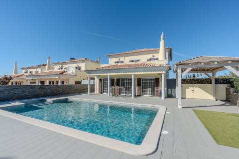 Moradia 4 quartos com garagem e piscina perto Loulé