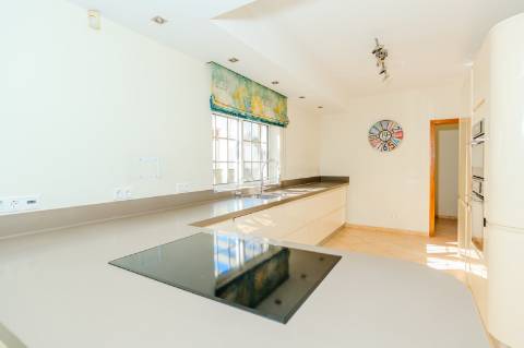 Moradia 4 quartos com garagem e piscina perto Loulé