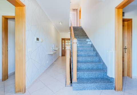 Moradia 4 quartos com garagem e piscina perto Loulé