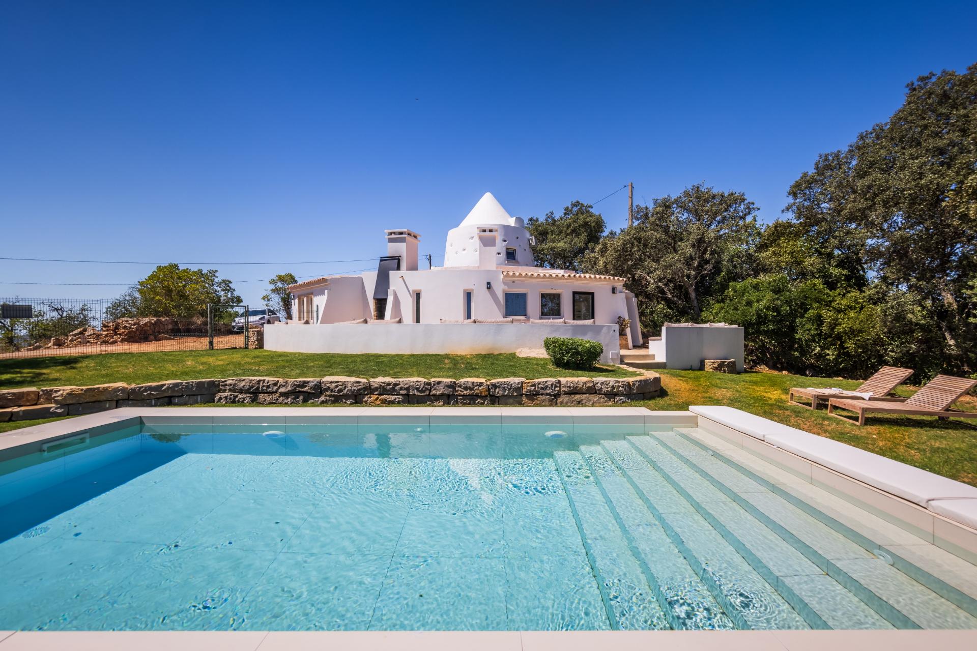 Moinho com casa, piscina e terreno com 12.200m2, em São Brás de Alportel