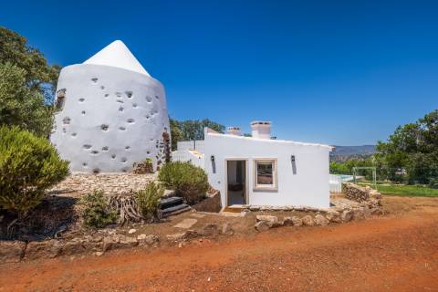 Moinho com casa, piscina e terreno com 12.200m2, em São Brás de Alportel