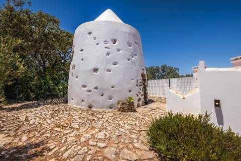 Moinho com casa, piscina e terreno com 12.200m2, em São Brás de Alportel