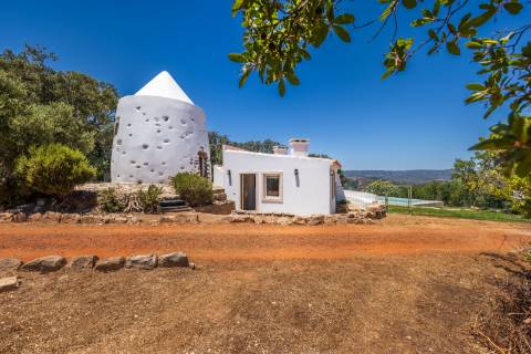 Moinho com casa, piscina e terreno com 12.200m2, em São Brás de Alportel