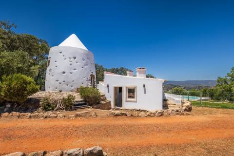 Moinho com casa, piscina e terreno com 12.200m2, em São Brás de Alportel