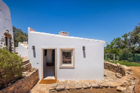 Moinho com casa, piscina e terreno com 12.200m2, em São Brás de Alportel