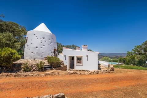 Moinho com casa, piscina e terreno com 12.200m2, em São Brás de Alportel