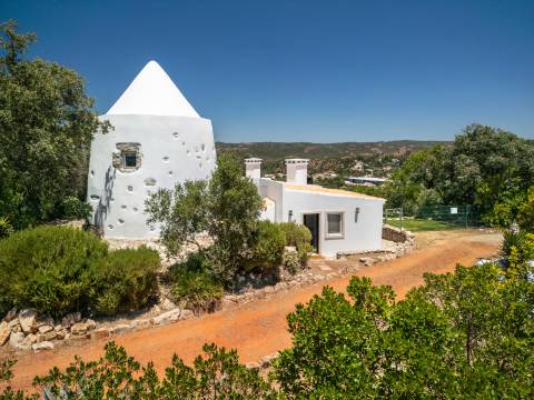 Moinho com casa, piscina e terreno com 12.200m2, em São Brás de Alportel