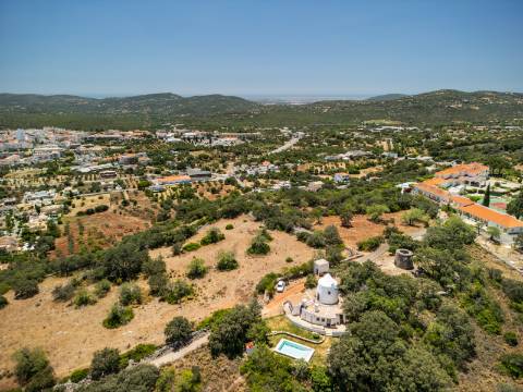 Moinho com casa, piscina e terreno com 12.200m2, em São Brás de Alportel