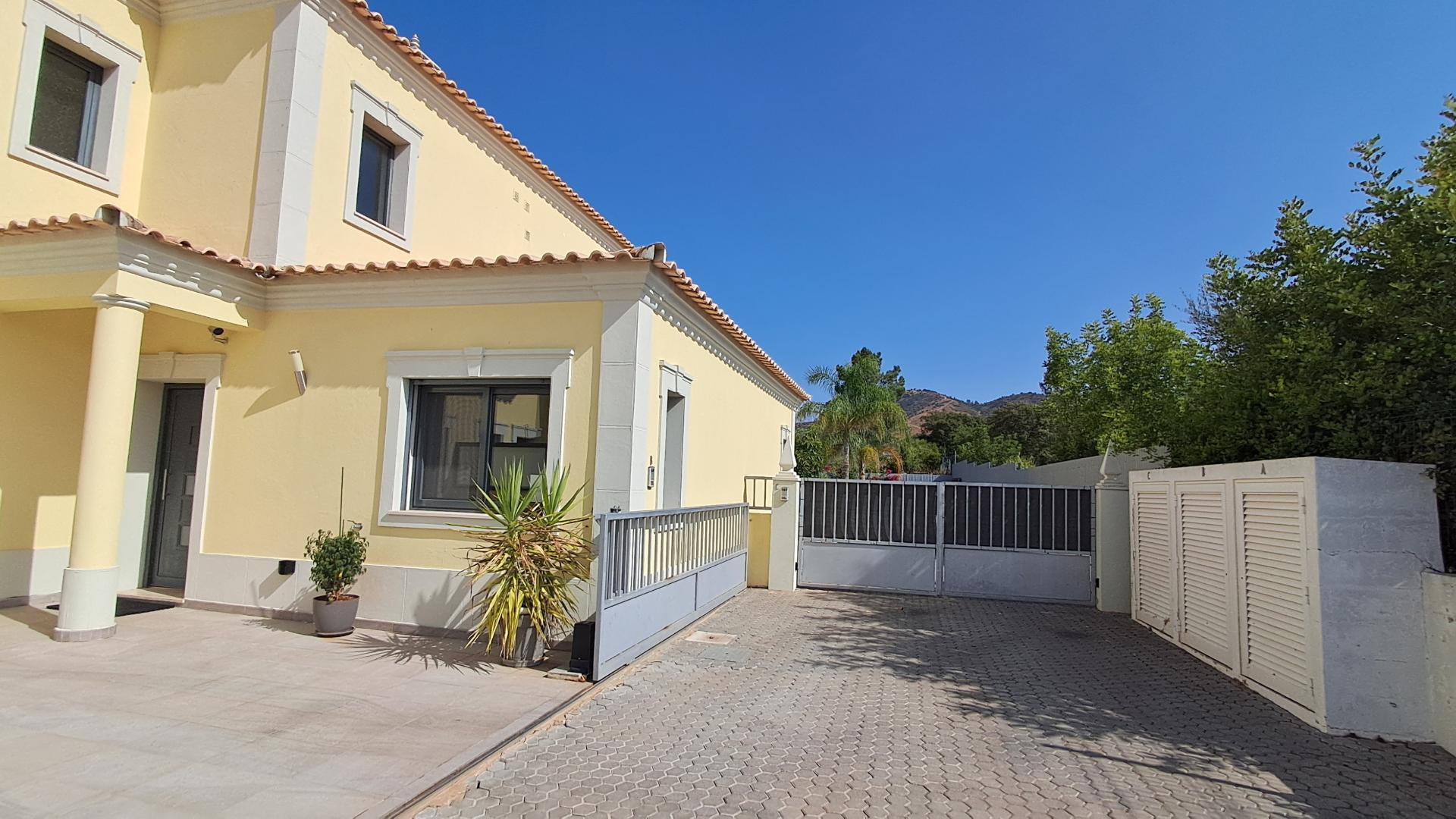 Moradia T3 com Terraço e Garagem em Salir - Conforto e Tranquilidade no Algarve