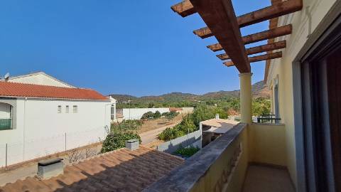 Moradia T3 com Terraço e Garagem em Salir - Conforto e Tranquilidade no Algarve