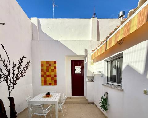Casa geminada com charme I T2 +1 I Quintal I Centro de Vila Real de Santo António