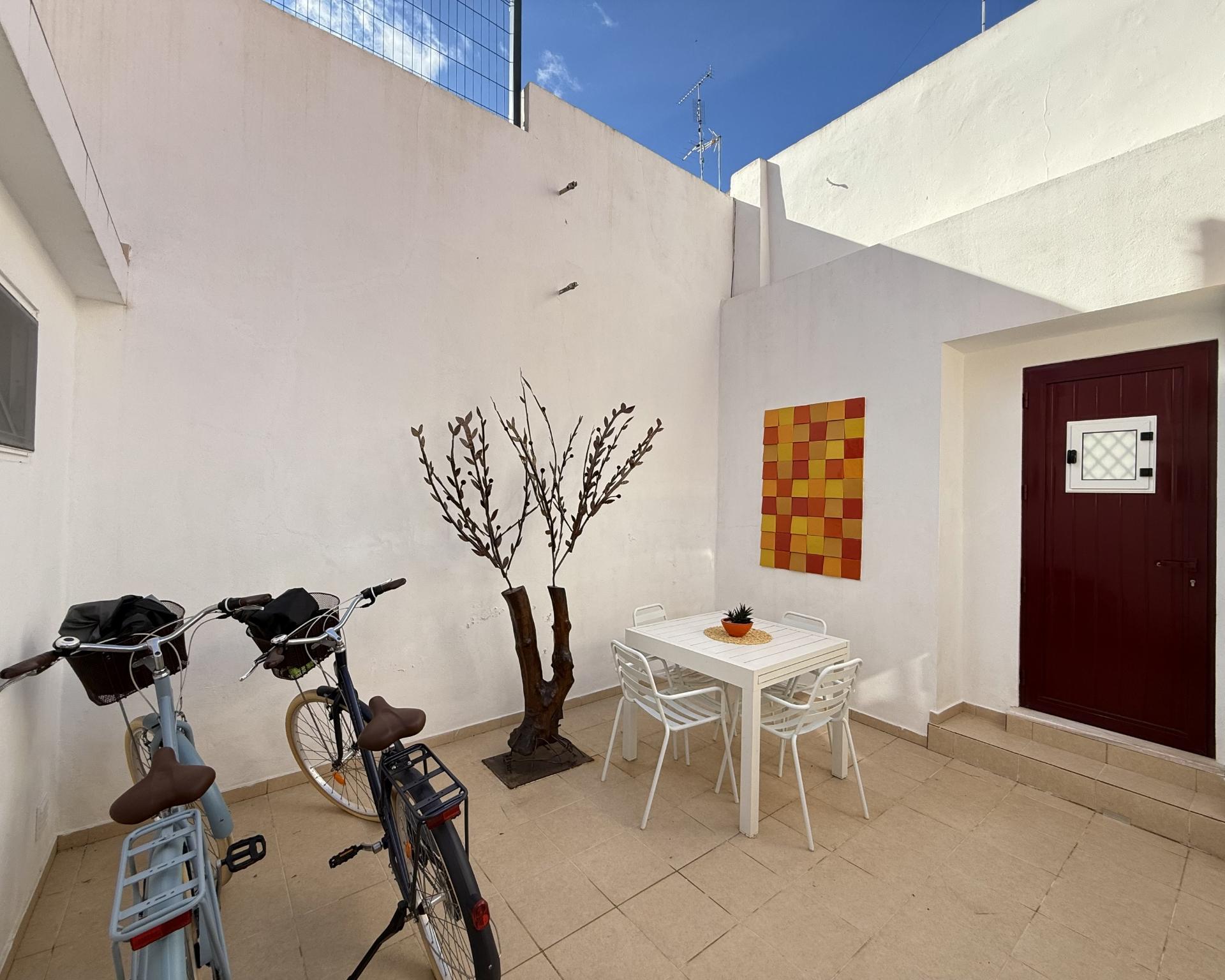 Casa geminada com charme I T2 +1 I Quintal I Centro de Vila Real de Santo António