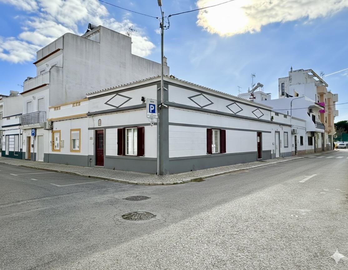 Casa geminada com charme I T2 +1 I Quintal I Centro de Vila Real de Santo António